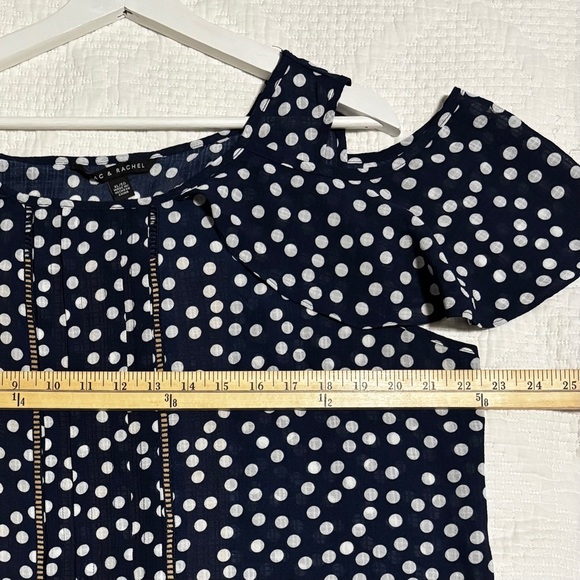 Zac & Rachel Off Shoulder Front Pleat Loose Fit Blouse (XL) Navy Polka Dot - Picture 8 of 10